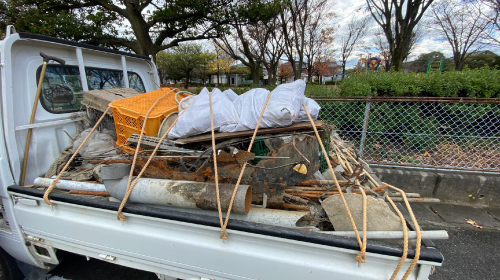 軽トラックの荷台が一杯