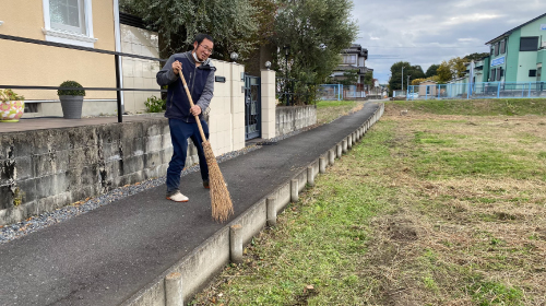 ビニールハウス周辺の道路を掃除